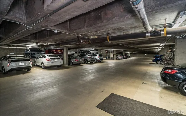 $220,000 | 200 South Brentwood Boulevard, Unit 21H, Clayton, MO 63105