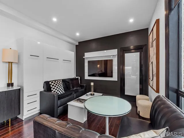 $220,000 | 200 South Brentwood Boulevard, Unit 21H, Clayton, MO 63105