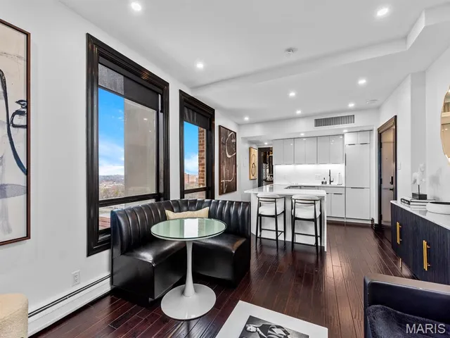 $220,000 | 200 South Brentwood Boulevard, Unit 21H, Clayton, MO 63105