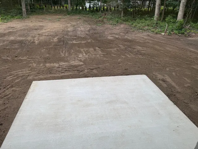 a view of a backyard