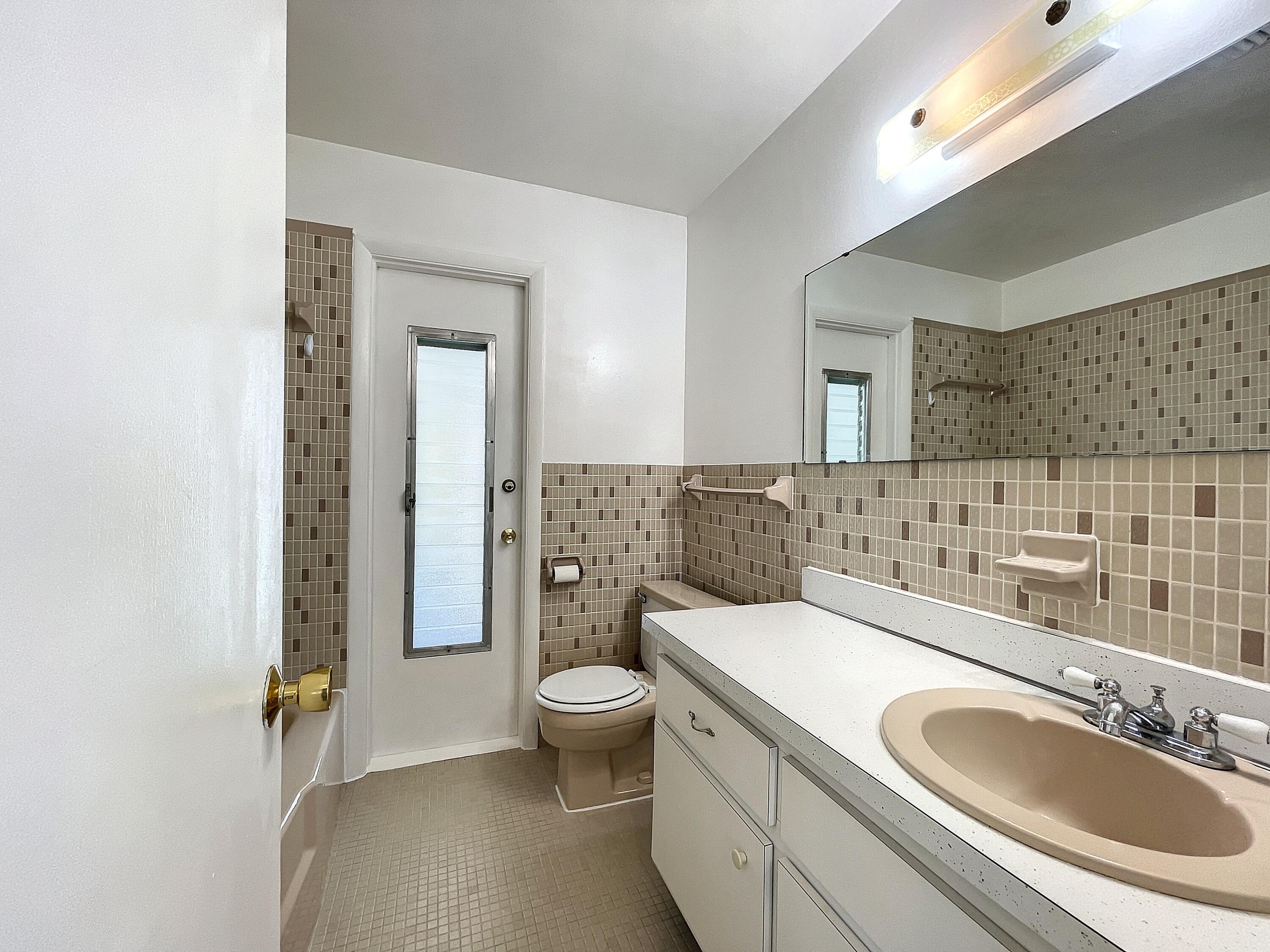 265 Inlet Avenue Merritt Island, FL 32953 - Photo 23 of 38 Guest/Pool Bath