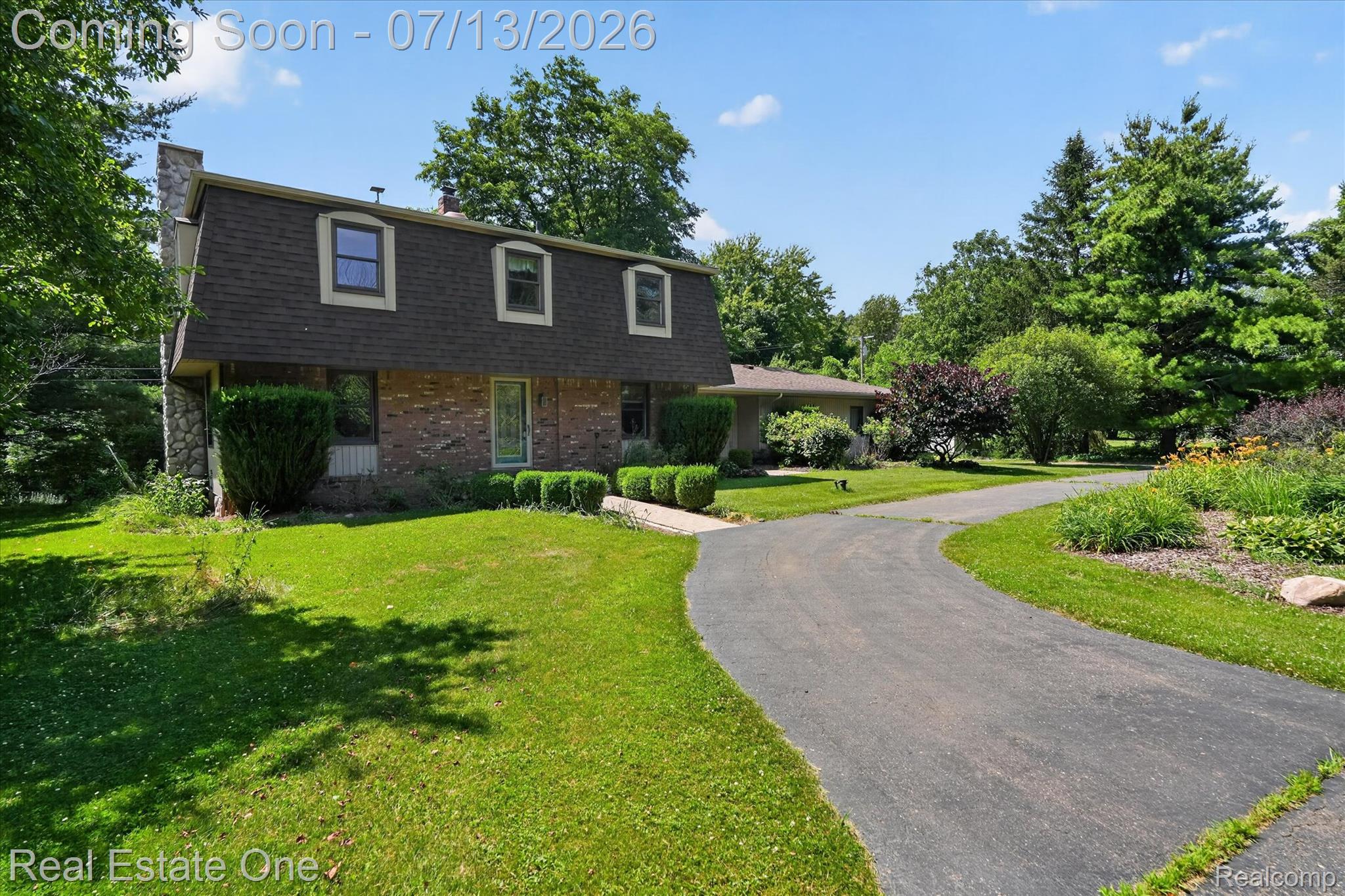 6039 Fish Lake Road Holly, MI 48442 - Photo 2 of 70 Dutch Colonial with a circular driveway