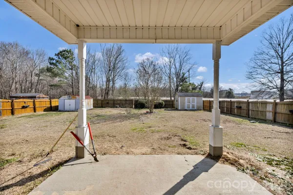 a view of a backyard