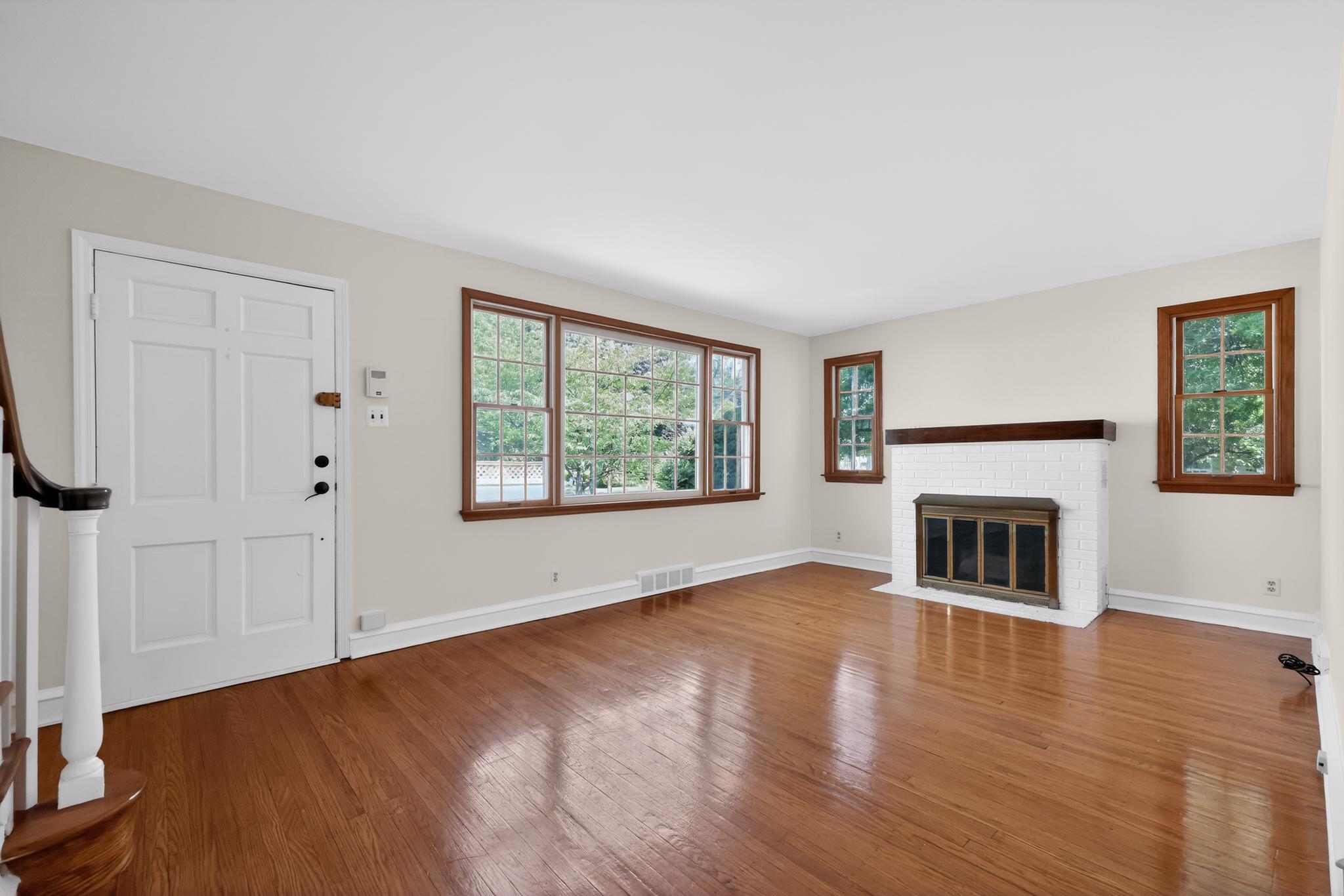 36 Decatur Road Havertown, PA 19083 - Photo 6 of 35 Living Room