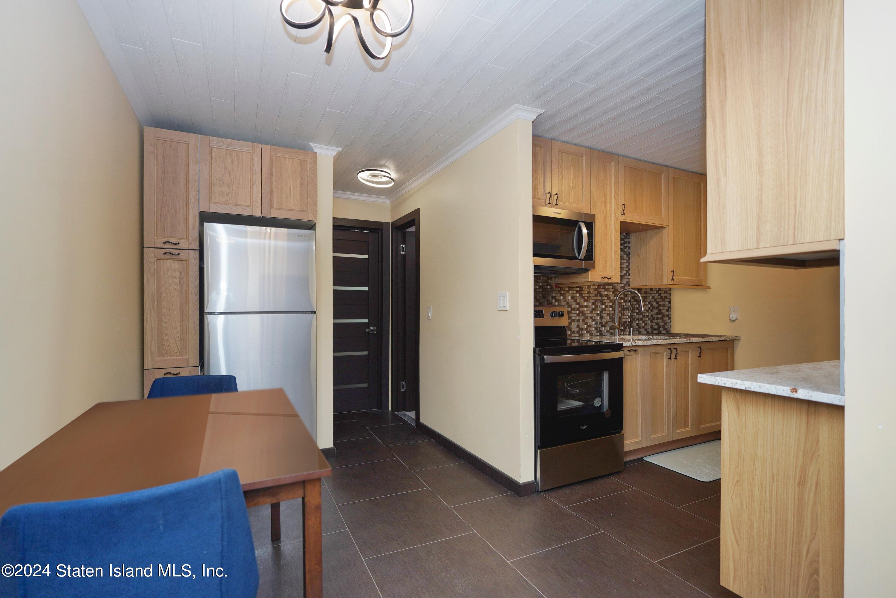 3747 Amboy Road, Unit 6B Staten Island, NY 10308 - Photo 11 of 23 (12) KITCHEN