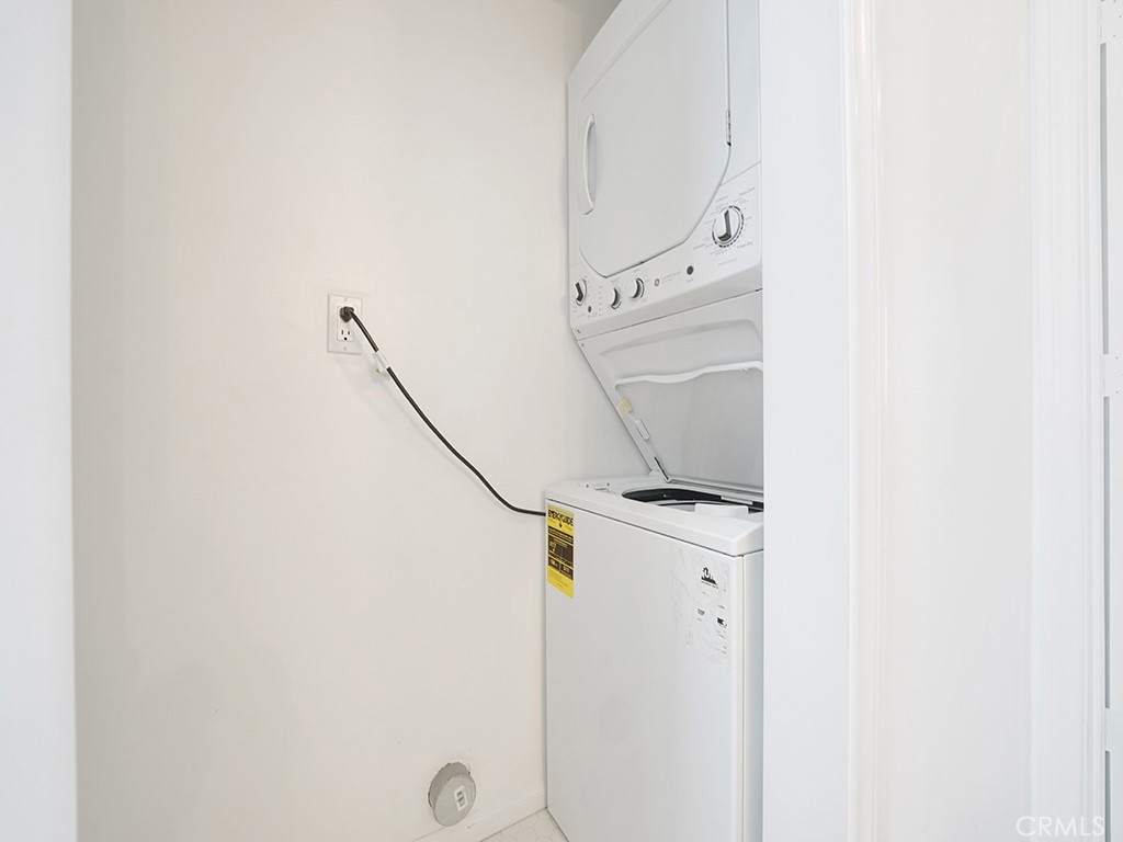 129 45th Street Newport Beach, CA 92663 - Photo 27 of 38 a utility room with dryer and washer