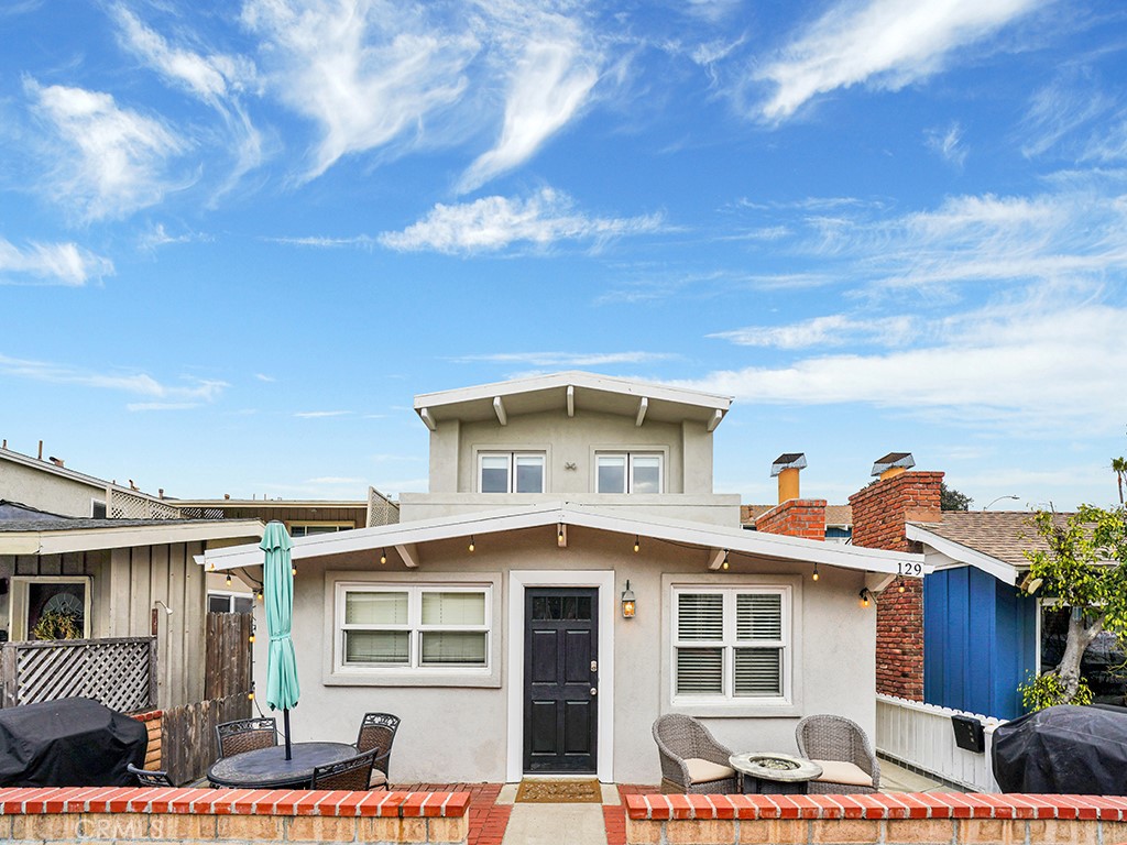 129 45th Street Newport Beach, CA 92663 - Photo 35 of 38 a front view of a house with a lots of windows