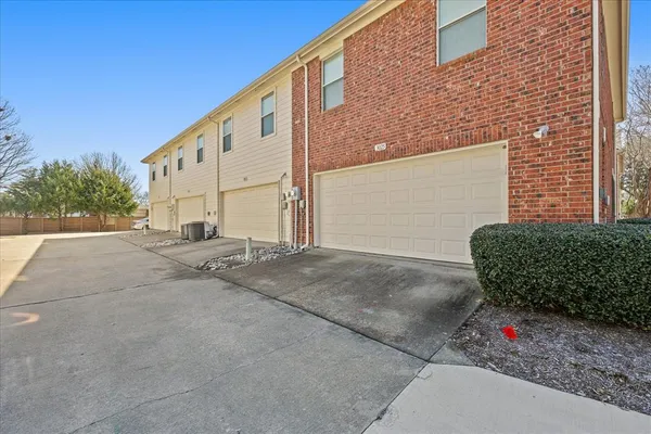 a view of a house with backyard