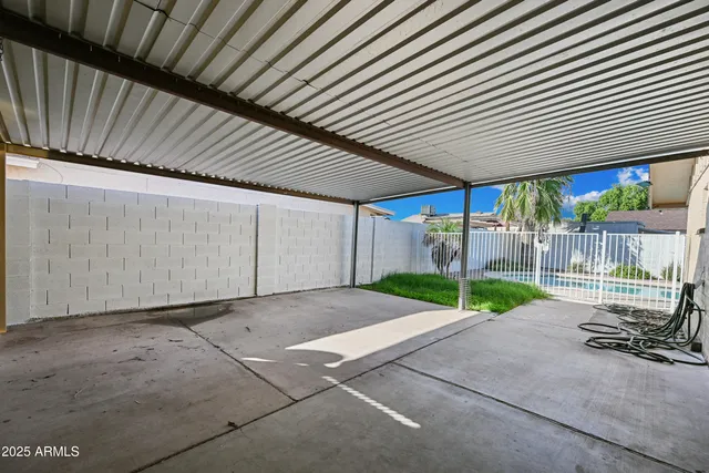 a view of a backyard