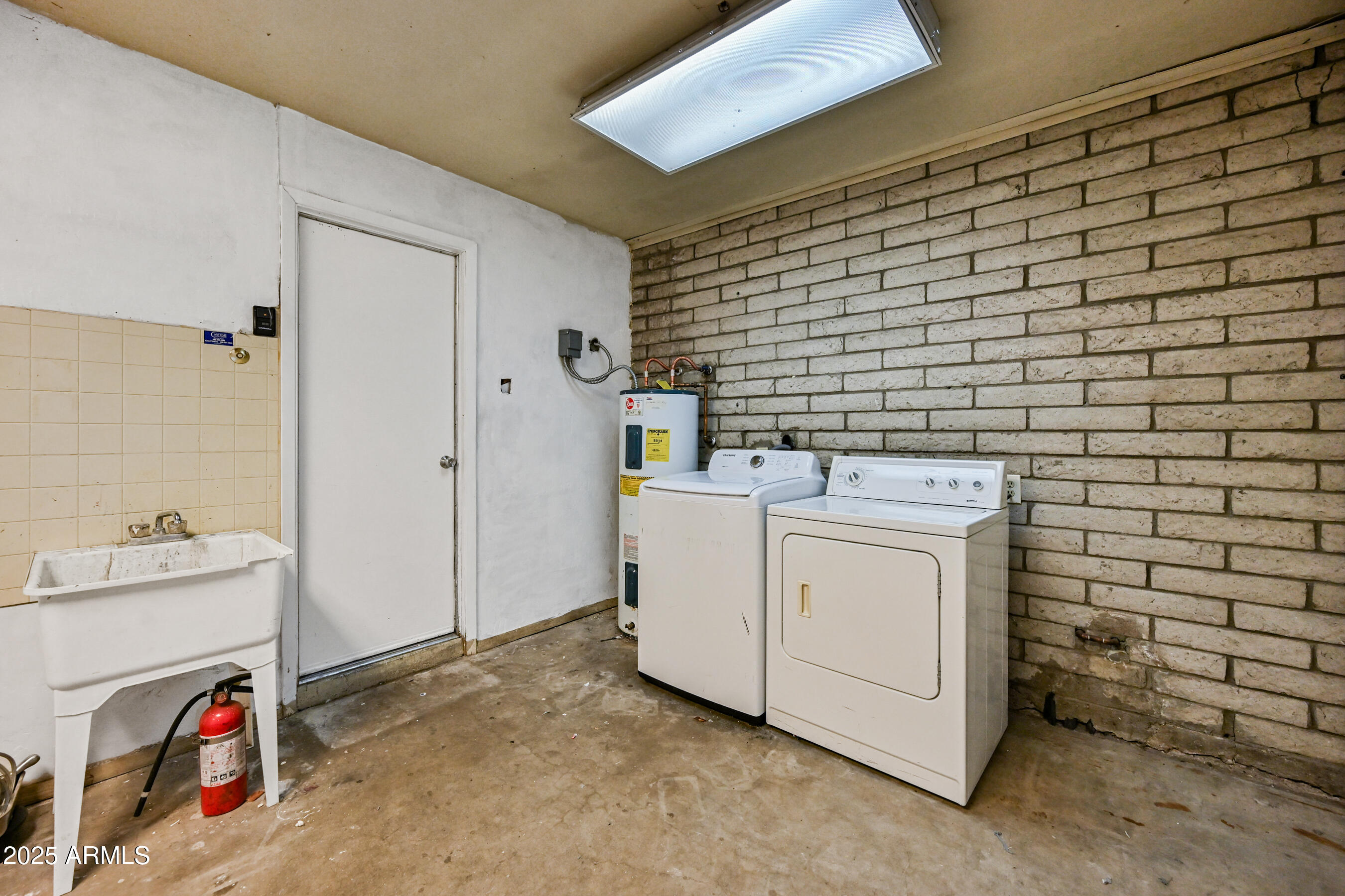5558 West Cortez Street Glendale, AZ 85304 - Photo 34 of 34 a utility room with dryer and washer
