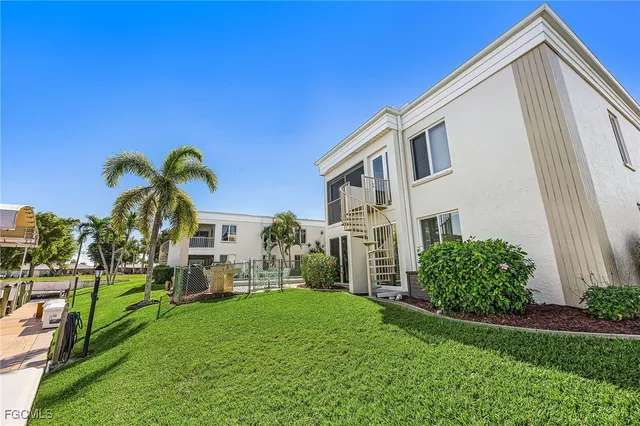 a view of a house with backyard