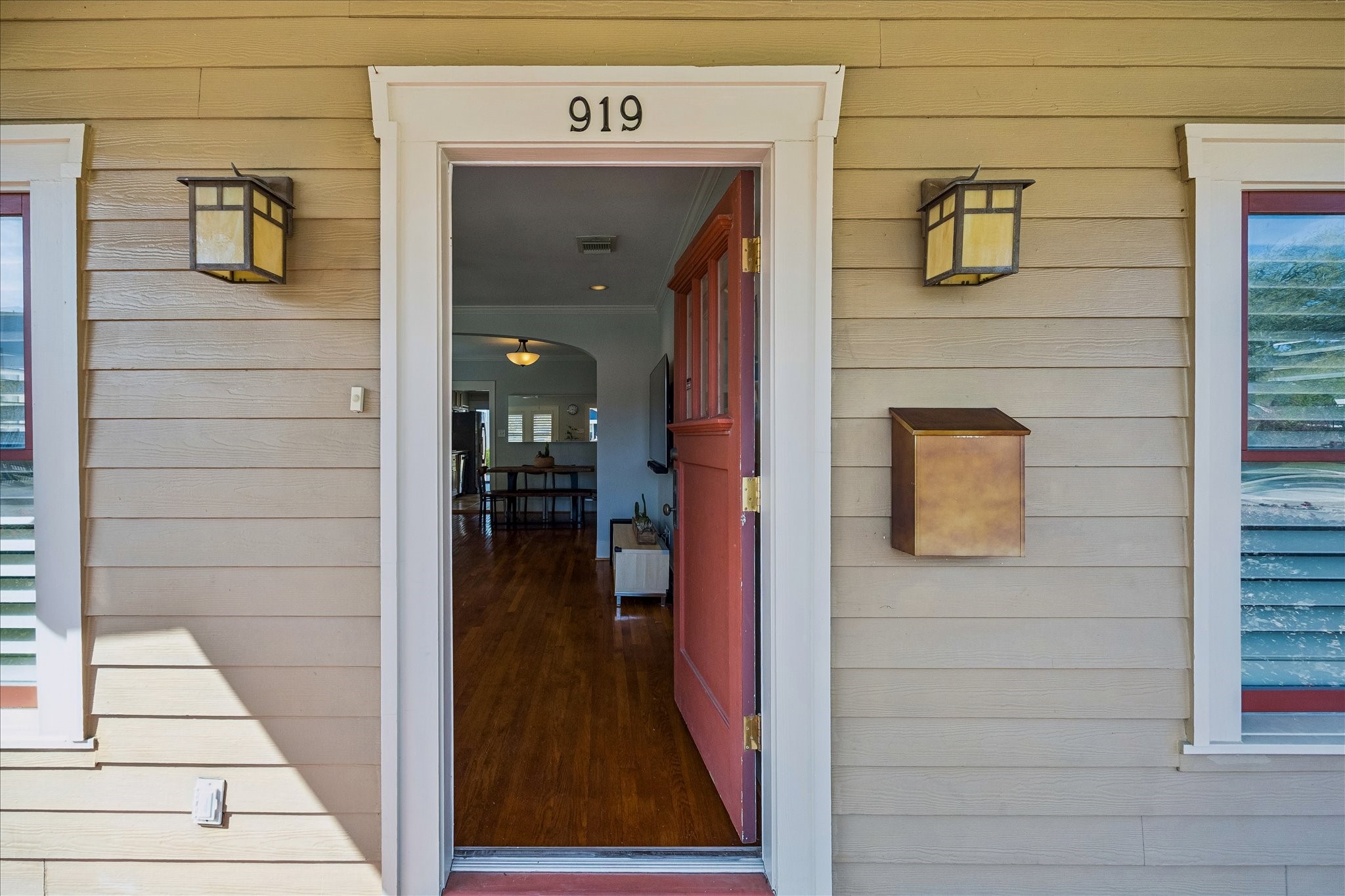 919 Key Street Houston, TX 77009 - Photo 4 of 39 A welcoming entry framed by classic detailing, opening to a seamless view of the home’s warm and thoughtfully connected living spaces.