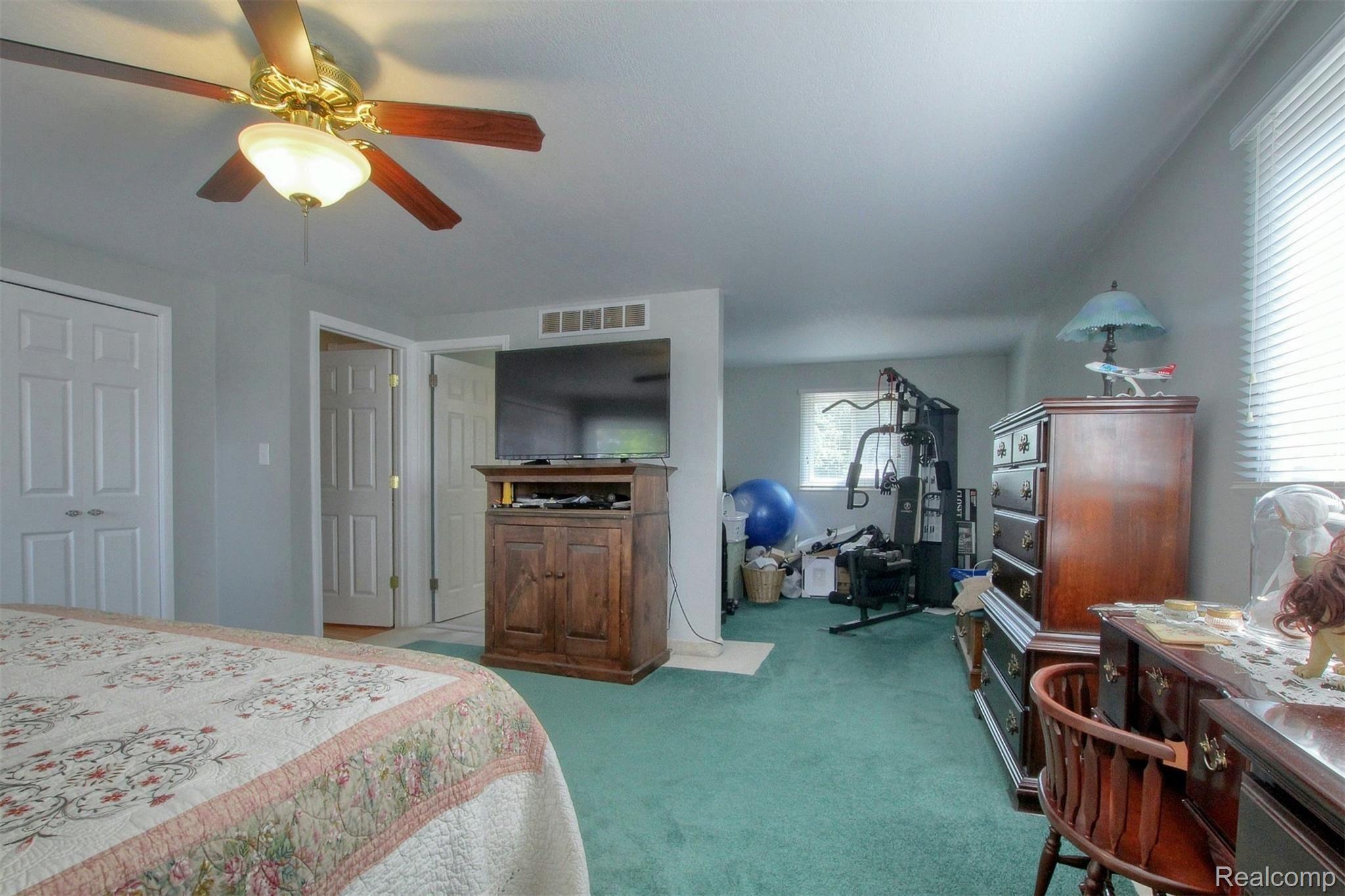 2633 King Road Trenton, MI 48183 - Photo 17 of 34 17-Master-Bedroom-2nd-View.jpg