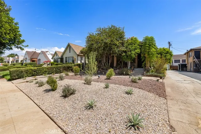 a view of a yard with a house