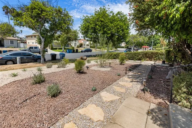 a view of backyard of the house