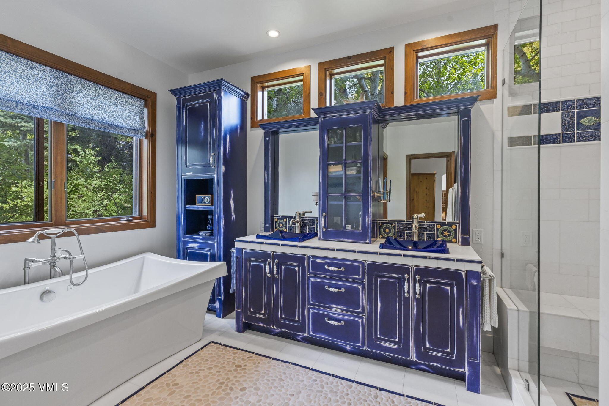 225 Alcazar Drive Edwards, CO 81632 - Photo 17 of 39 a spacious bathroom with a sink a mirror and a bathtub