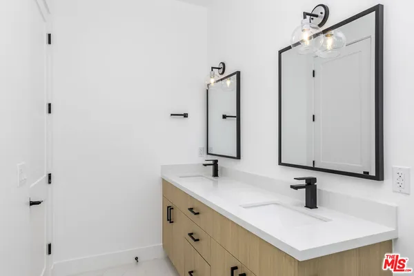 $5,200 | 5048 Cleon Avenue, Unit 1, North Hollywood, CA 91601