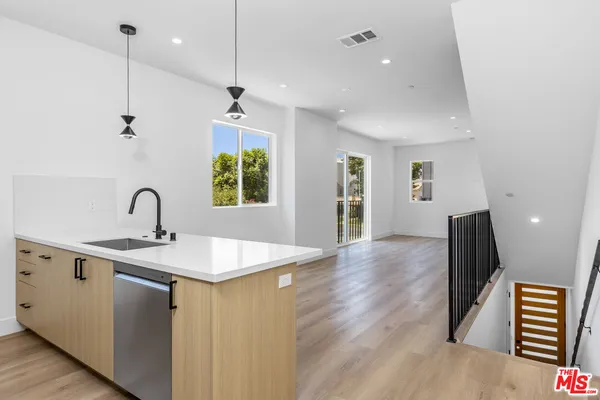 $5,200 | 5048 Cleon Avenue, Unit 1, North Hollywood, CA 91601