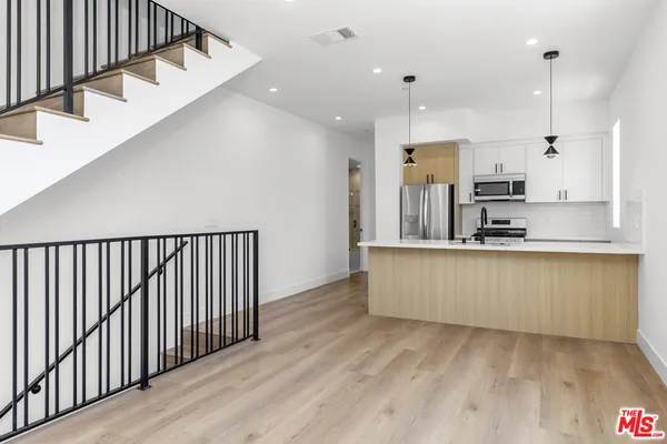 $5,200 | 5048 Cleon Avenue, Unit 1, North Hollywood, CA 91601