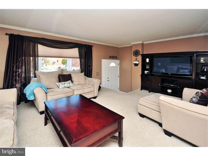 12616 Chilton Road Philadelphia, PA 19154 - Photo 3 of 22 Living Room