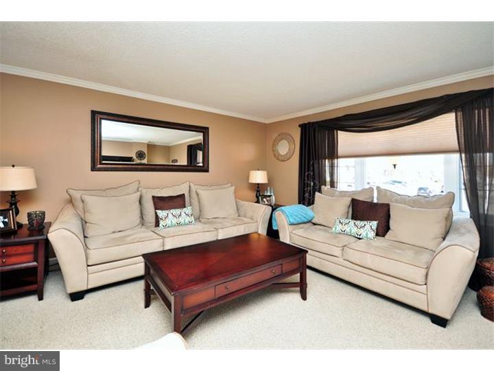 12616 Chilton Road Philadelphia, PA 19154 - Photo 4 of 22 Living Room