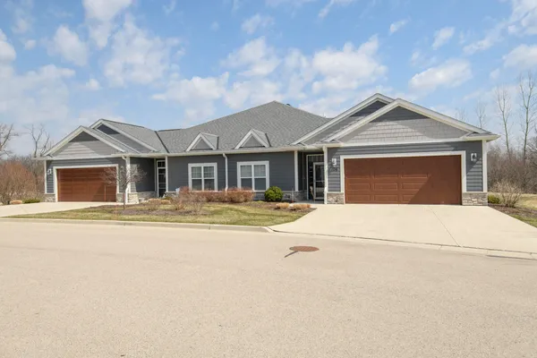 $459,900 | 106 Phantom Lake, Mukwonago, WI 53149