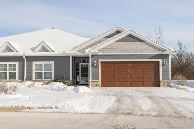 $469,900 | 106 Phantom Lake, Mukwonago, WI 53149
