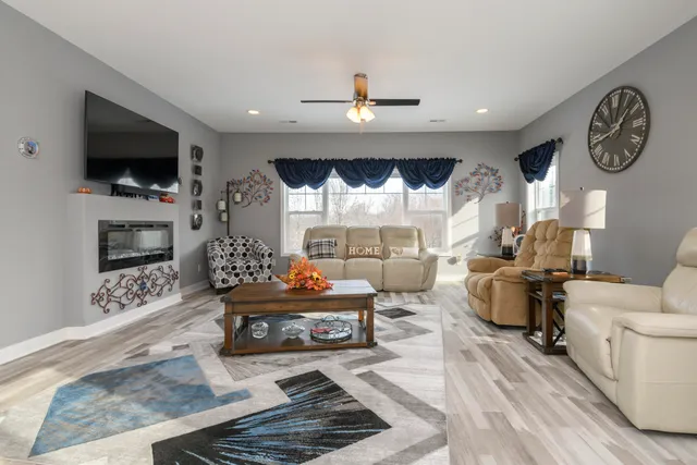 $469,900 | 106 Phantom Lake, Mukwonago, WI 53149