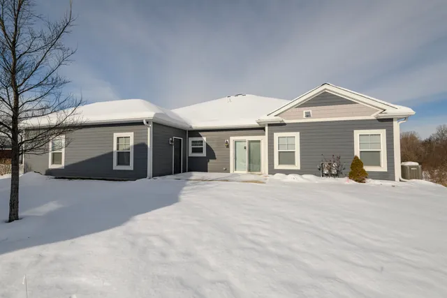 $469,900 | 106 Phantom Lake, Mukwonago, WI 53149