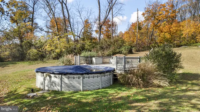 a picture of a black and white wall