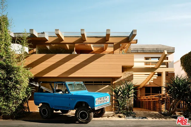 a car parked in front of a building
