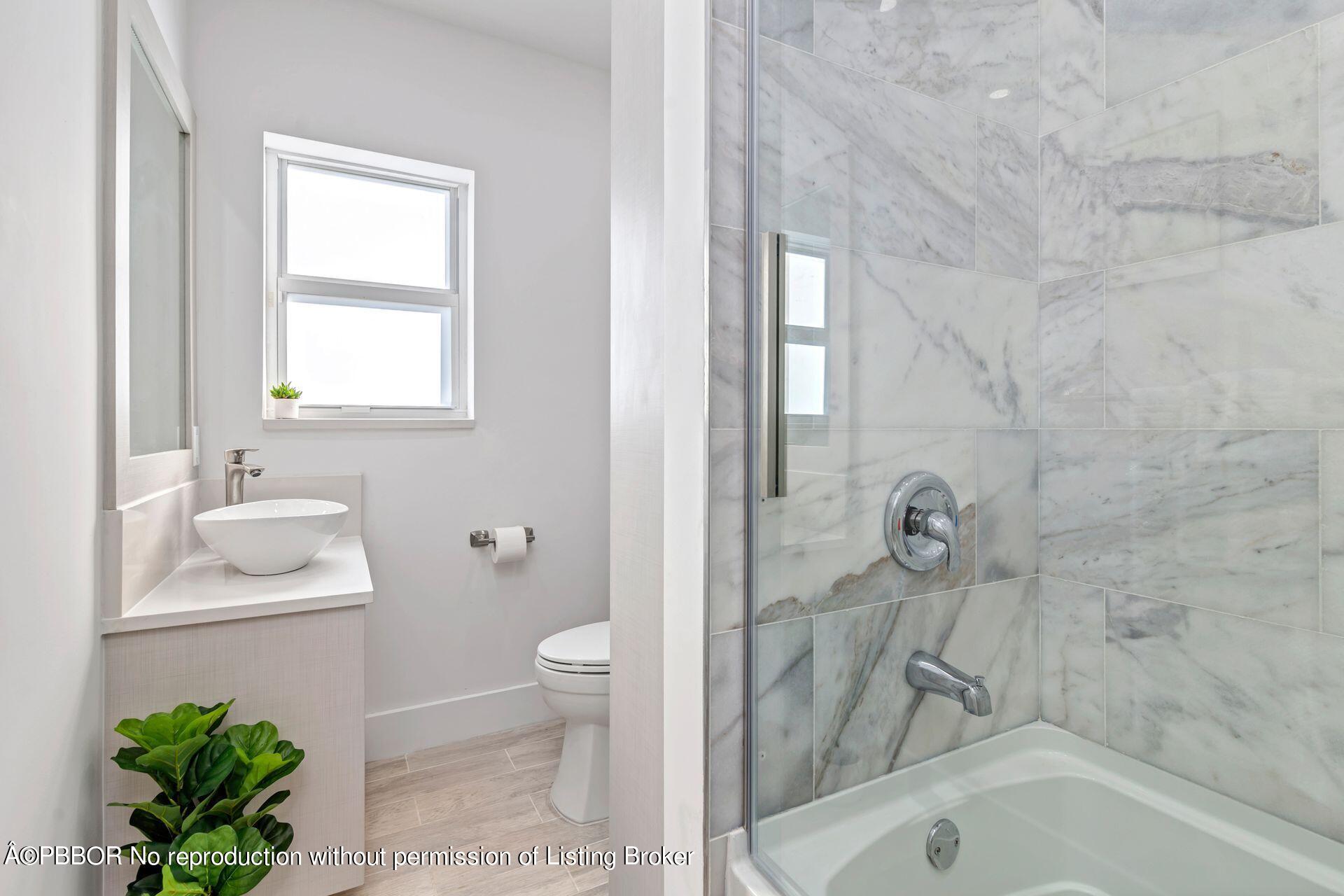 361 Franklin Road West Palm Beach, FL 33405 - Photo 14 of 32 a bath room with a toilet a sink and a bath tub