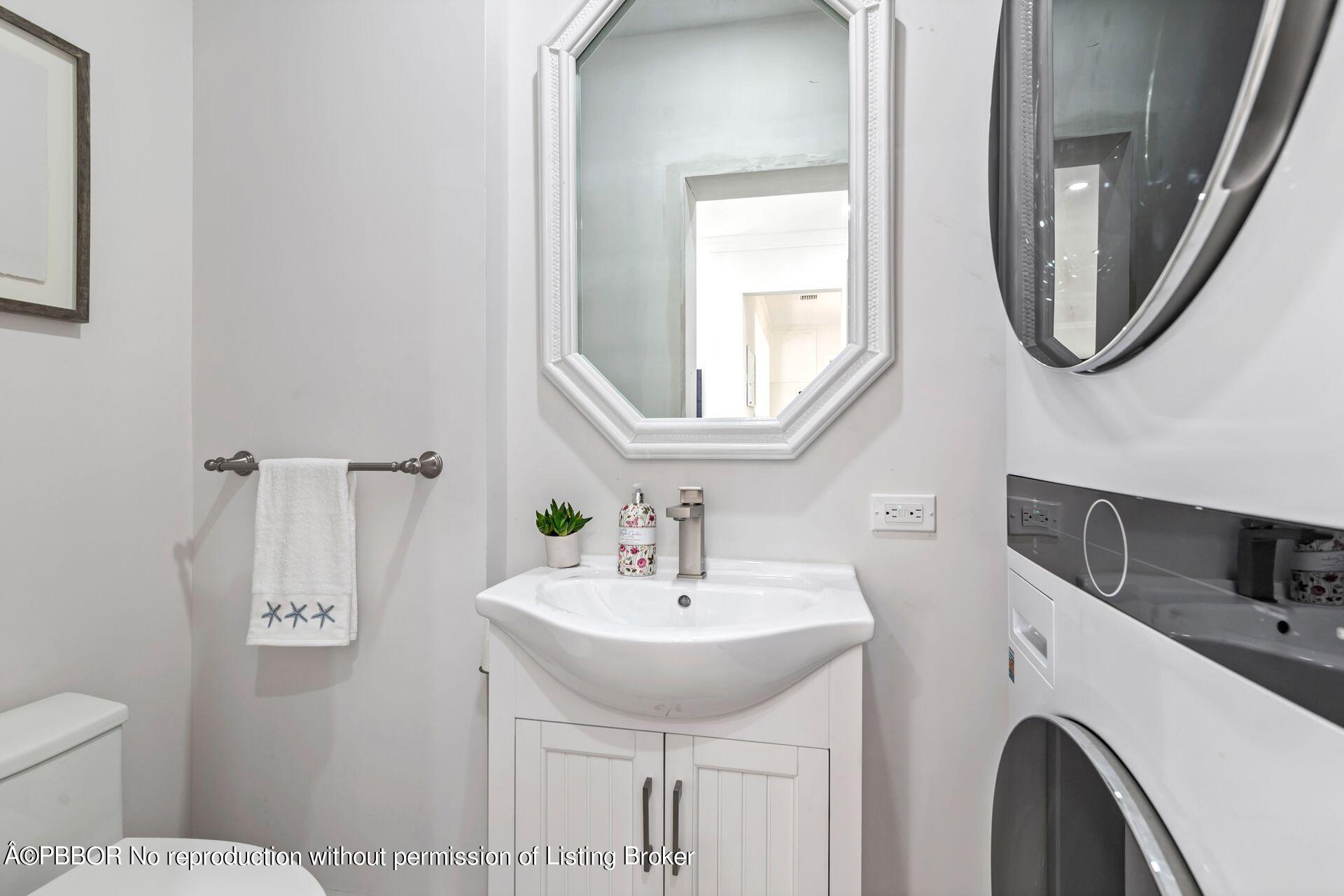 361 Franklin Road West Palm Beach, FL 33405 - Photo 16 of 32 a bathroom with a toilet sink and mirror