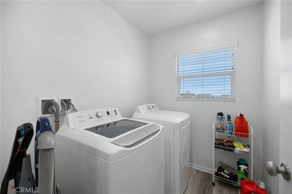 12487 Sunset Road Victorville, CA 92392 - Photo 40 of 44 a utility room with dryer and washer
