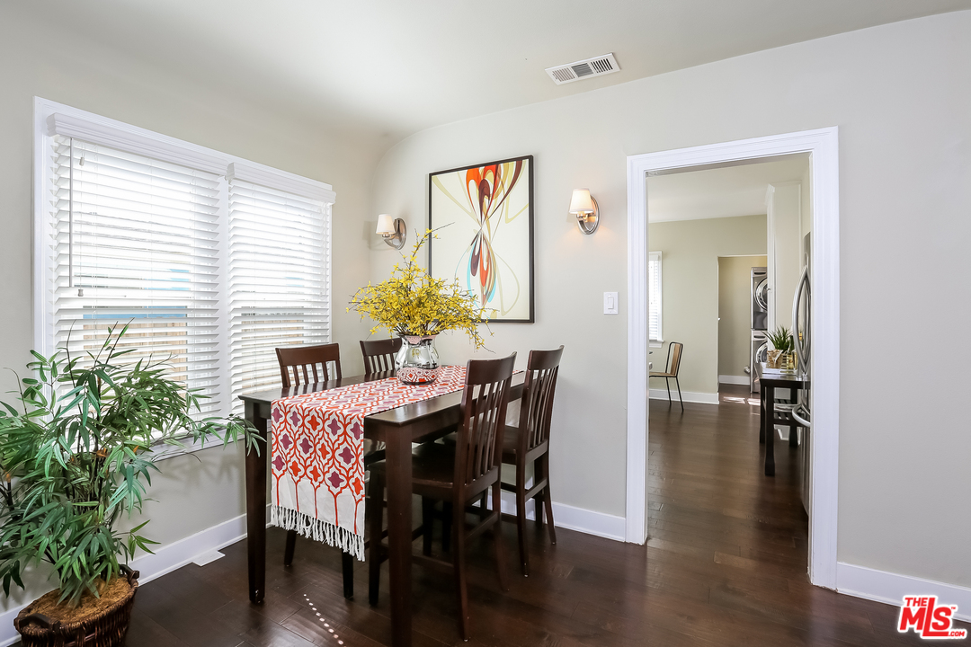 10737 Charnock Road Los Angeles, CA 90034 - Photo 4 of 28 Gallery Image 4