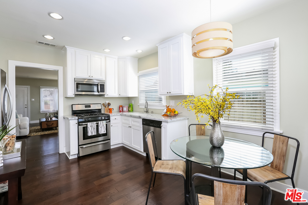 10737 Charnock Road Los Angeles, CA 90034 - Photo 6 of 28 Gallery Image 6