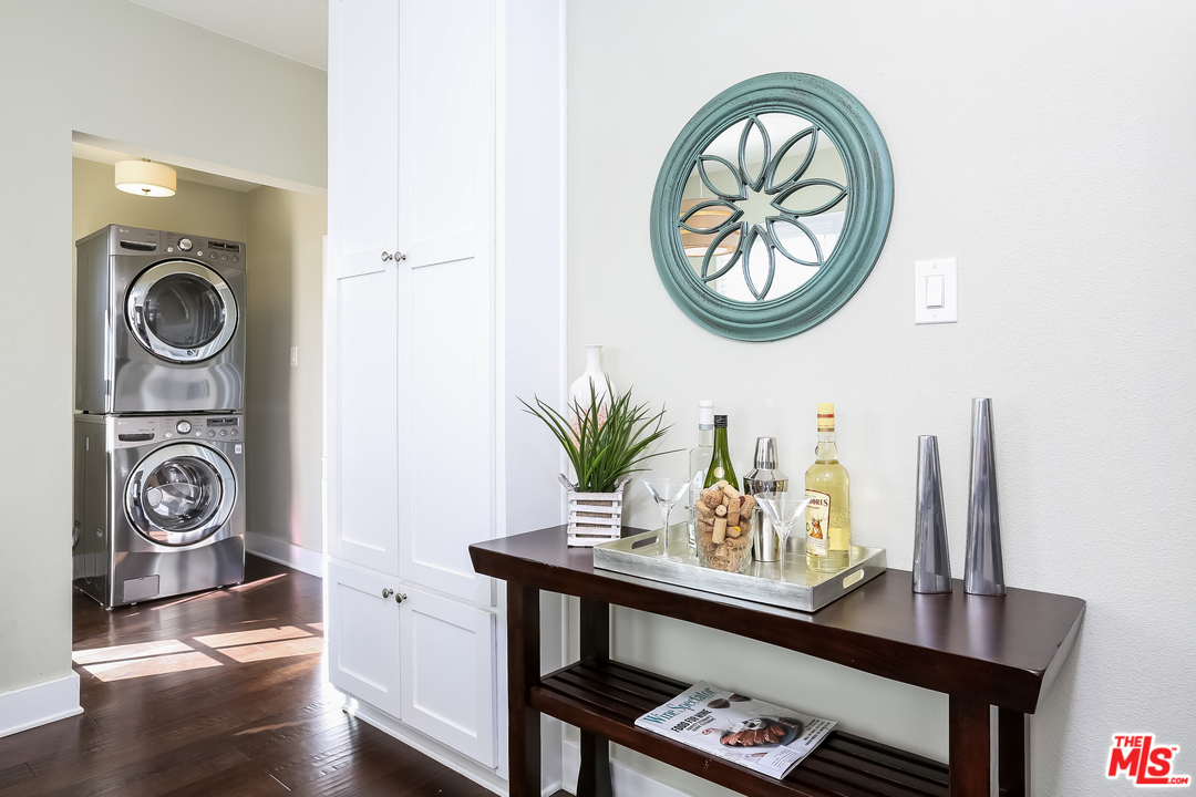 10737 Charnock Road Los Angeles, CA 90034 - Photo 7 of 28 Gallery Image 7