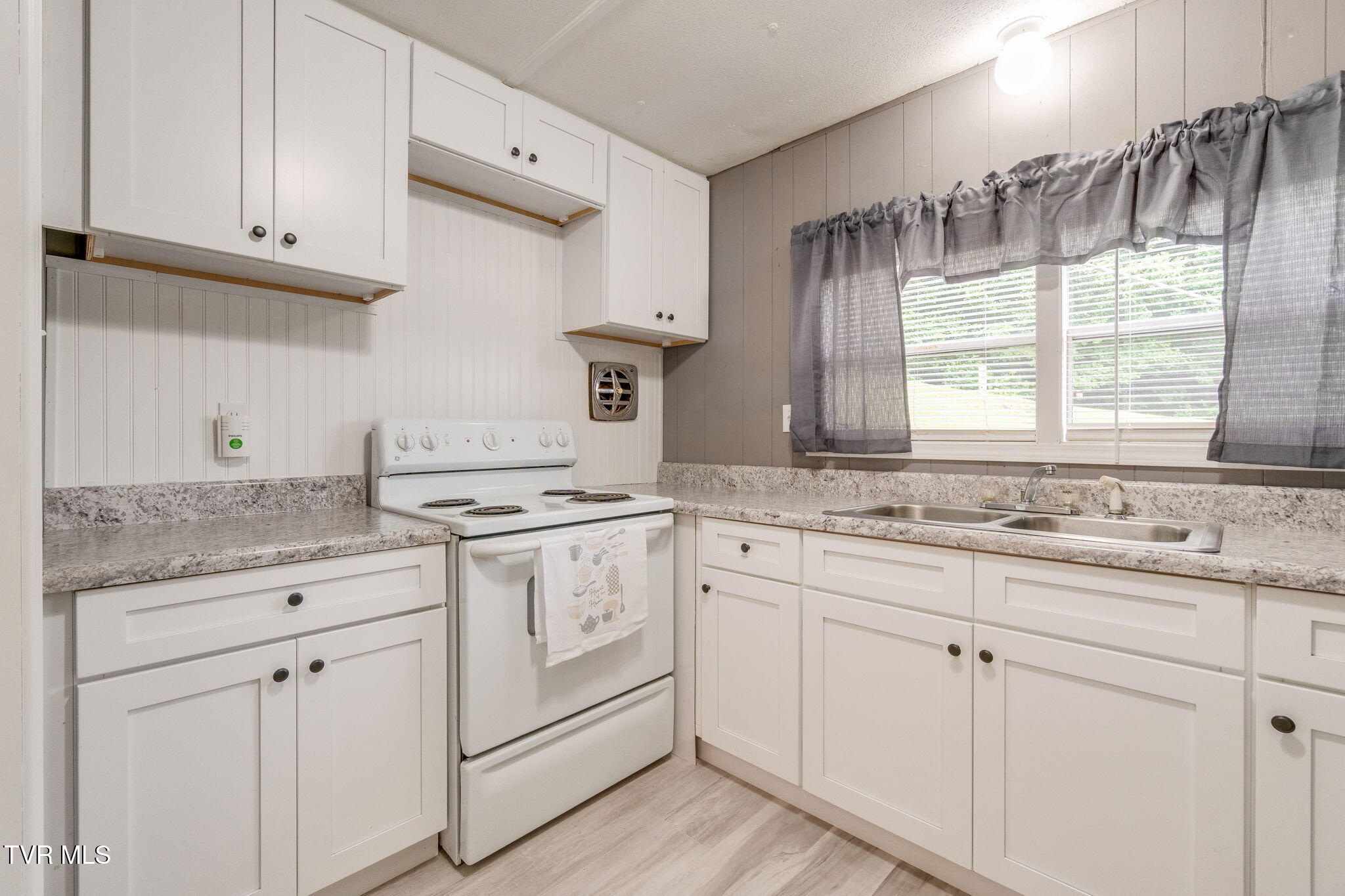 131 Russell Hill Road Elizabethton, TN 37643 - Photo 10 of 30 010