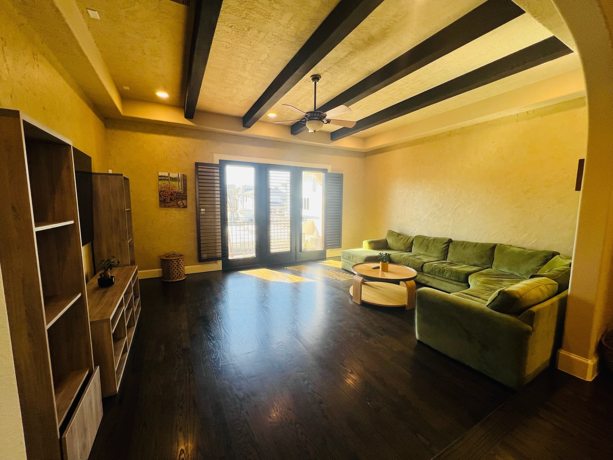 4310 Floyd Street, Unit B Houston, TX 77007 - Photo 23 of 44 a living room with furniture and a flat screen tv