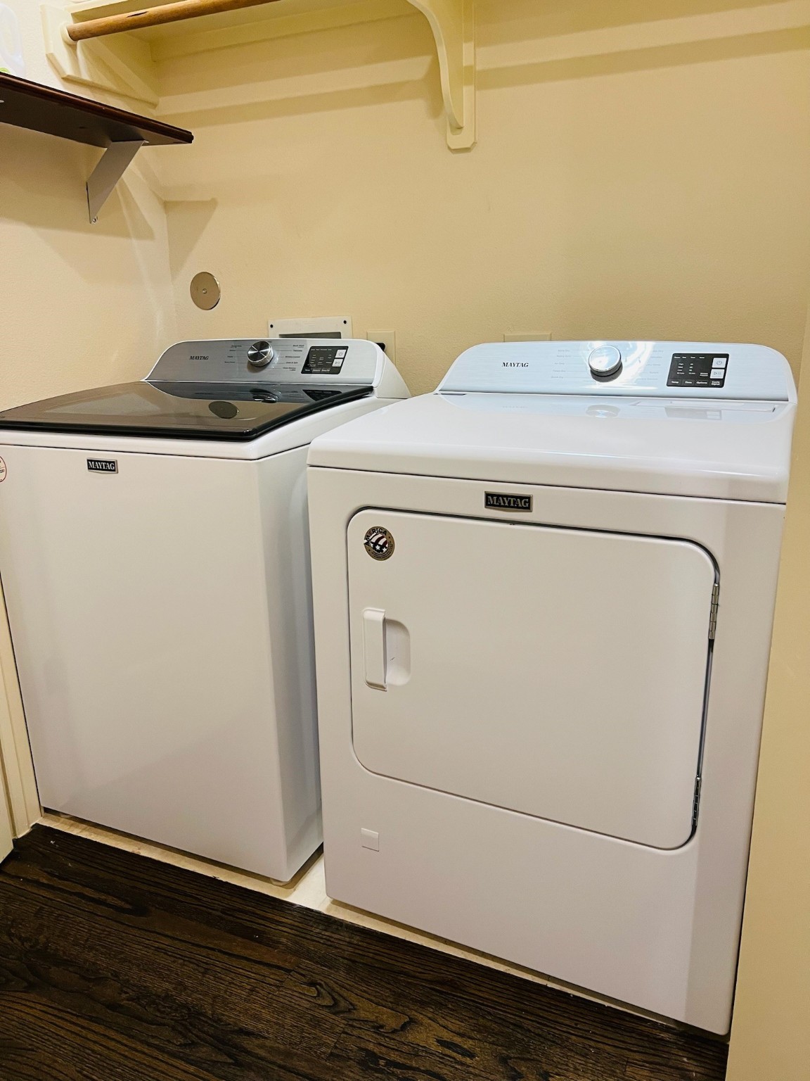 4310 Floyd Street, Unit B Houston, TX 77007 - Photo 38 of 44 a utility room with dryer and washer