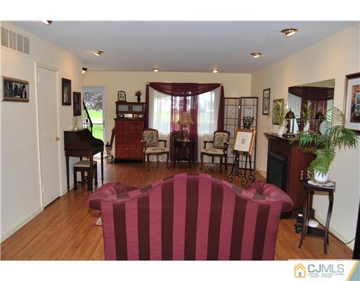 32 Emerald Road Kendall Park, NJ 08824 - Photo 2 of 15 Gallery Image 2