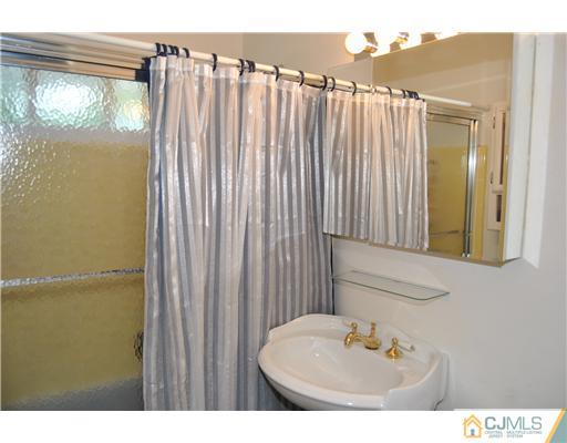 32 Emerald Road Kendall Park, NJ 08824 - Photo 11 of 15 Gallery Image 11