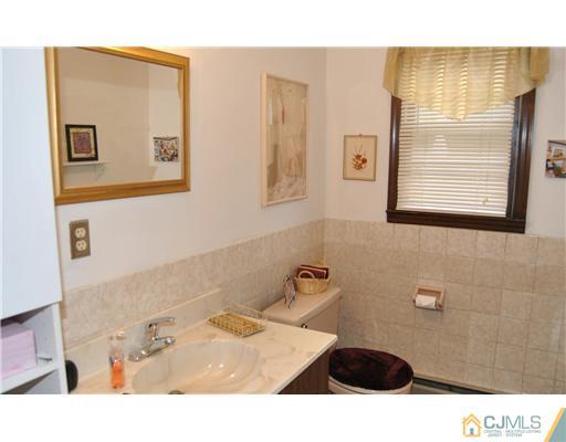 32 Emerald Road Kendall Park, NJ 08824 - Photo 12 of 15 Gallery Image 12