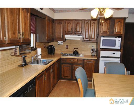 32 Emerald Road Kendall Park, NJ 08824 - Photo 5 of 15 Gallery Image 5