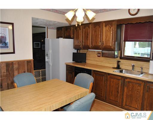 32 Emerald Road Kendall Park, NJ 08824 - Photo 6 of 15 Gallery Image 6