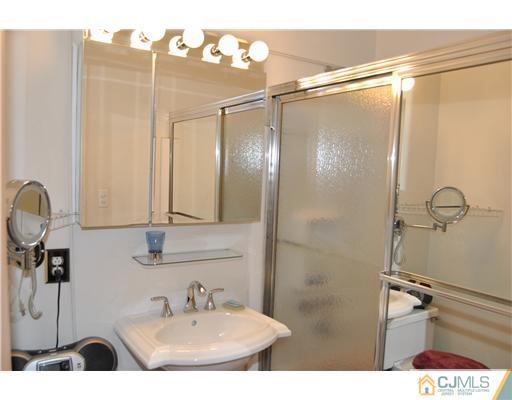 32 Emerald Road Kendall Park, NJ 08824 - Photo 8 of 15 Gallery Image 8