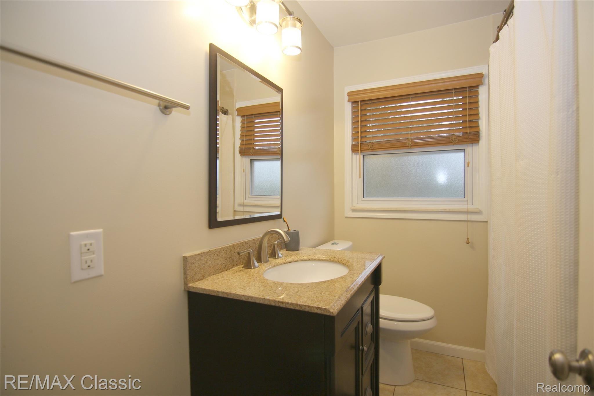 1605 Rowe Road Milford, MI 48380 - Photo 17 of 32 Rowe Rd Full Bath.jpg