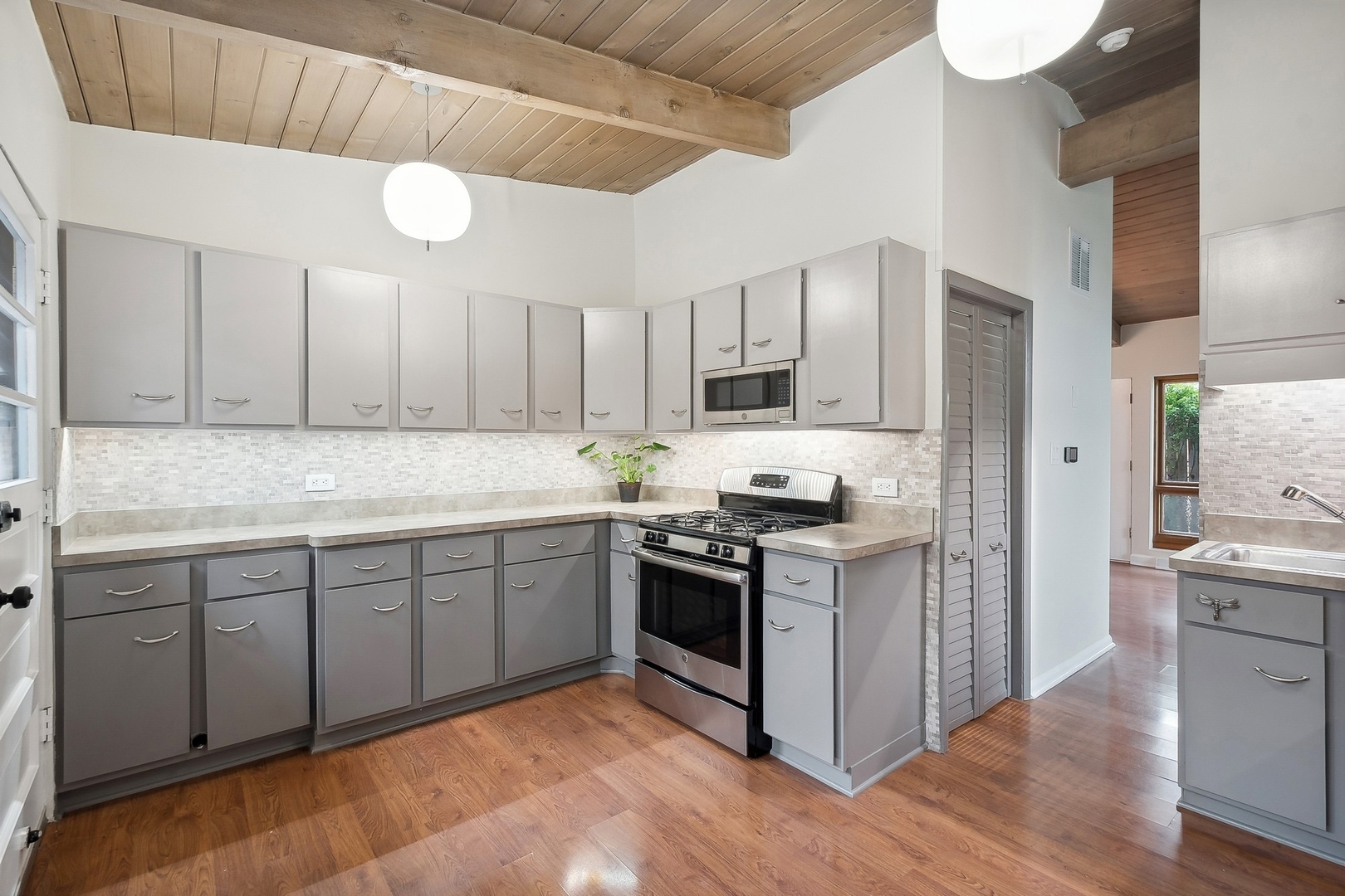 7515 East Prairie Road Skokie, IL 60076 - Photo 12 of 28 Gallery Image 12