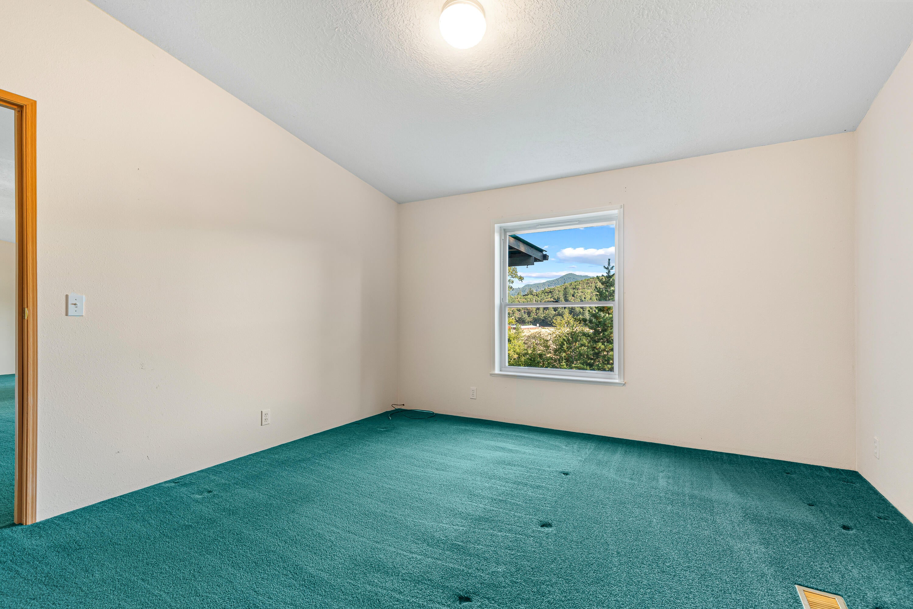 204 Lancelot Lane Merlin, OR 97532 - Photo 18 of 28 204 Lancelot Ln, Merlin, OR 97532