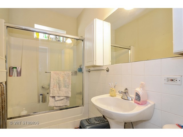 7031.5 North Sheridan Road, Unit 1N Chicago, IL 60626 - Photo 7 of 8 a bathroom with a sink and a mirror
